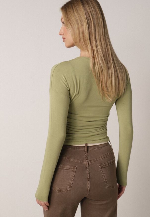 Born2be - Zielona Bluzka z Bawełną i Wiskozą Ozdobiona Marszczeniem Alexareo. Kolor: zielony. Materiał: wiskoza, bawełna. Wzór: aplikacja