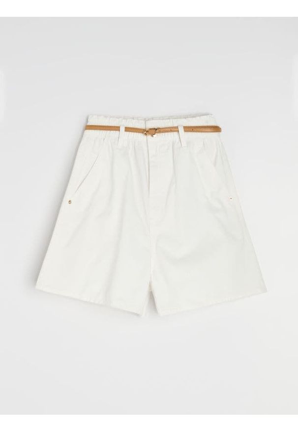 Sinsay - Szorty jeansowe paperbag z paskiem - kremowy. Kolor: kremowy. Materiał: jeans