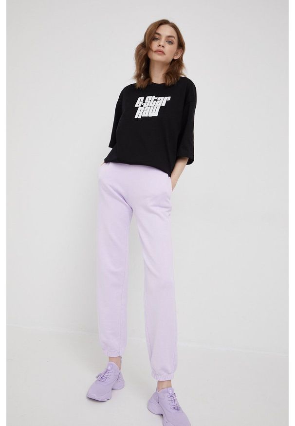 United Colors of Benetton spodnie dresowe damskie kolor fioletowy gładkie. Stan: podwyższony. Kolor: fioletowy. Materiał: dresówka. Wzór: gładki