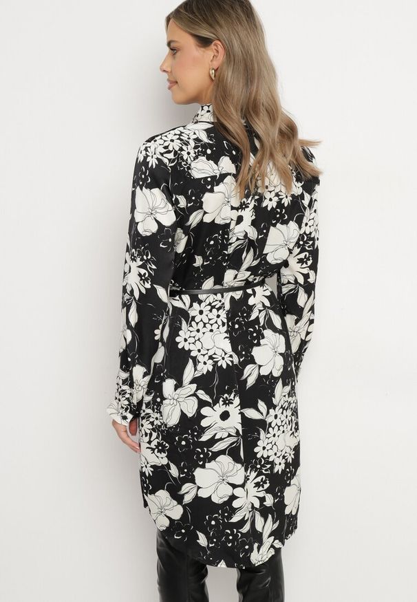 Born2be - Czarna Koszulowa Sukienka z Wiskozą w Kwiatowy Wzór z Dodatkowym Paskiem Ninira. Okazja: na spacer, na co dzień. Kolor: czarny. Materiał: wiskoza. Wzór: kwiaty. Typ sukienki: koszulowe. Styl: casual, elegancki, klasyczny