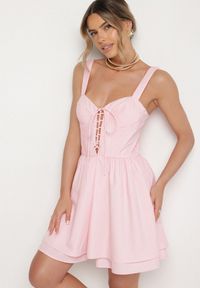 Born2be - Różowa Bawełniana Sukienka Vices w Rustykalnym Stylu z Wiązaniem Fenavira. Okazja: na co dzień. Kolor: różowy. Materiał: bawełna. Długość rękawa: na ramiączkach. Wzór: aplikacja. Styl: casual #1