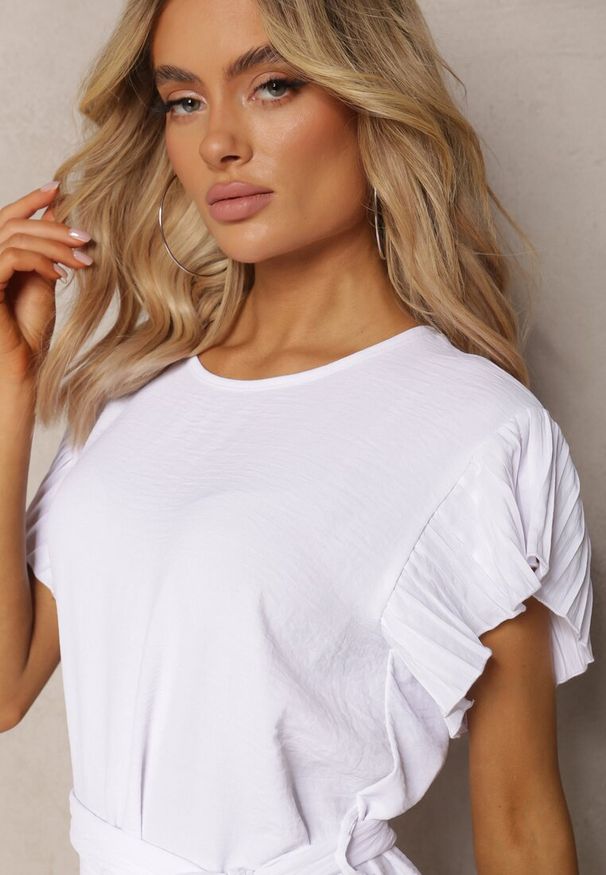 Renee - Biała Mini Sukienka Rozkloszowana ze Zdobionym Rękawem i Materiałowym Paskiem Ajemia. Kolor: biały. Materiał: materiał. Wzór: aplikacja. Długość: mini