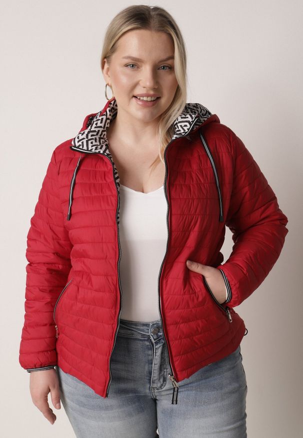 Born2be - Czerwona Dwustronna Kurtka Pikowana z Kapturem Zidila. Okazja: na spacer, na co dzień. Typ kołnierza: kaptur. Kolekcja: plus size. Kolor: czerwony. Materiał: jeans. Wzór: geometria. Styl: casual, sportowy