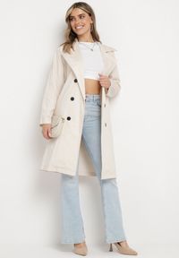 Born2be - Beżowy Płaszcz Dwurzędowy Typu Trencz z Wiązanym Paskiem Levita. Okazja: na co dzień. Kolor: beżowy. Materiał: materiał. Wzór: aplikacja. Styl: klasyczny, casual #2