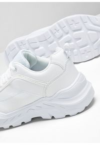 bonprix - Sneakersy chunky z lekką podeszwą. Zapięcie: sznurówki. Kolor: biały. Obcas: na platformie #2