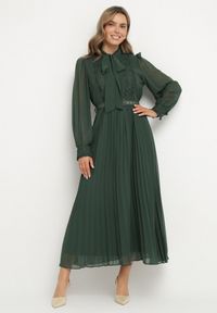 Born2be - Ciemnozielona Rozkloszowana Sukienka Maxi z Plisowanym Dołem i Paskiem Brofilla. Okazja: na co dzień. Kolor: zielony. Materiał: poliester. Wzór: aplikacja. Styl: casual, klasyczny. Długość: maxi #1