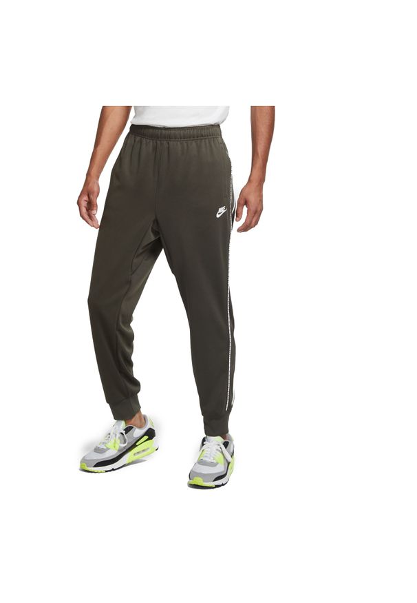Spodnie treningowe męskie Nike Sportswear Jogger CZ7823. Kolor: brązowy. Materiał: materiał, poliester, dzianina. Wzór: napisy, ze splotem. Sport: fitness, turystyka piesza