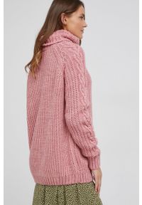 Answear Lab Sweter damski kolor różowy ciepły z golfem. Typ kołnierza: golf. Kolor: różowy. Materiał: dzianina. Długość rękawa: raglanowy rękaw. Wzór: ze splotem. Styl: wakacyjny #3