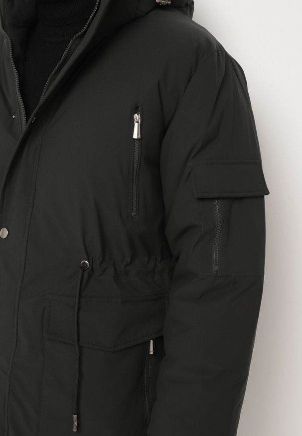 Born2be - Ciemnoszara Kurtka Parka z Odpinanym Kapturem i Kieszeniami Ściągana w Talii Norira. Kolor: szary. Materiał: tkanina. Sezon: zima