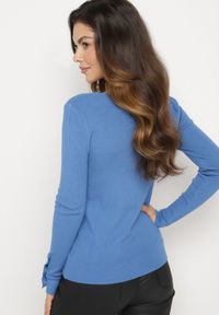 Born2be - Niebieski Sweter z Dekoltem V i Ozdobnymi Guzikami na Rękawach Atterisa. Okazja: na co dzień. Typ kołnierza: dekolt w kształcie V. Kolor: niebieski. Materiał: jeans. Długość rękawa: długi rękaw. Długość: długie. Wzór: aplikacja. Styl: casual #4