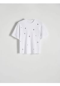 Reserved - T-shirt oversize z okuciami - złamana biel. Materiał: bawełna