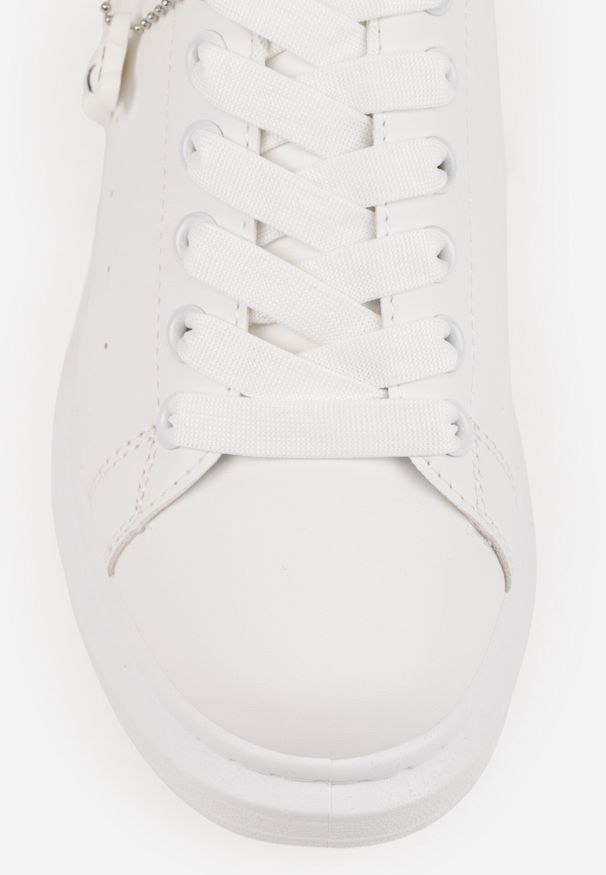 Born2be - Białe Klasyczne Sneakersy z Ozdobną Zawieszką Tenevia. Okazja: na spacer. Nosek buta: okrągły. Zapięcie: sznurówki. Kolor: biały. Materiał: jeans. Sport: turystyka piesza