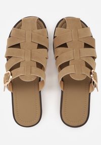 Renee - Ciemnobeżowe Klapki Gladiatorki z Ozdobną Sprzączką Lusanatia. Okazja: na co dzień. Kolor: beżowy. Styl: casual #3