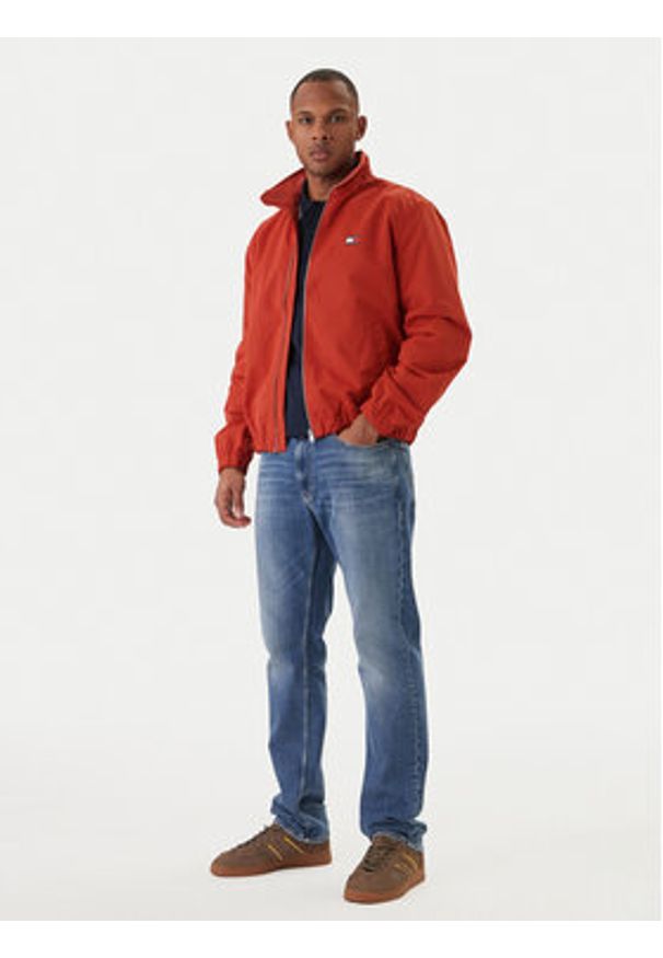 Tommy Jeans Kurtka przejściowa Essential DM0DM22720 Czerwony Regular Fit. Kolor: czerwony. Materiał: syntetyk