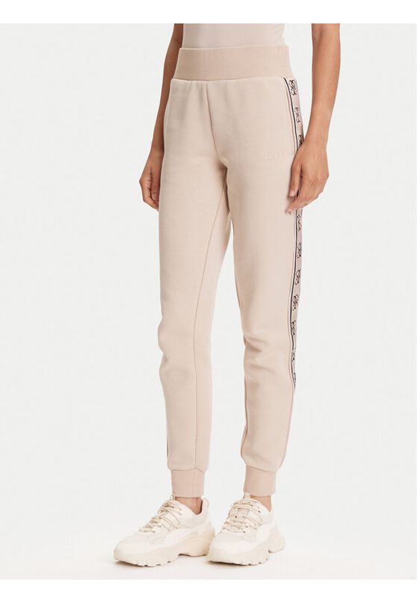 Guess Spodnie dresowe V2YB15 KB3P2 Beżowy Regular Fit. Kolor: beżowy. Materiał: syntetyk
