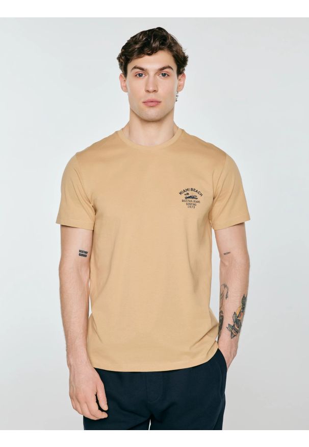 Big-Star - Koszulka męska z nadrukiem na piersi beżowa Forser 801. Okazja: na co dzień. Kolor: beżowy. Materiał: dzianina. Wzór: nadruk. Styl: casual, klasyczny, elegancki