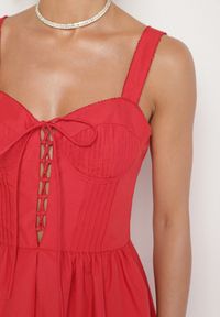 Born2be - Czerwona Bawełniana Sukienka Vices w Rustykalnym Stylu z Wiązaniem Fenavira. Okazja: na co dzień. Kolor: czerwony. Materiał: bawełna. Długość rękawa: na ramiączkach. Wzór: aplikacja. Styl: casual #7