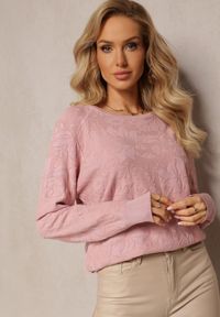 Renee - Różowy Sweter w Tłoczony Ornamentalny Wzór Neston. Kolor: różowy. Styl: klasyczny #3