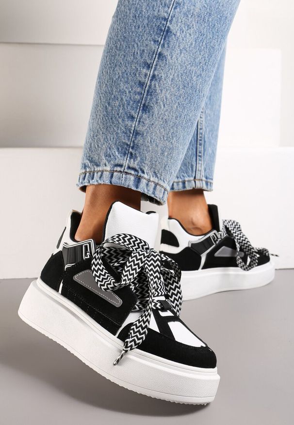 Renee - Czarno-Białe Sneakersy Na Niskiej Platformie z Szerokimi Sznurówkami we Wzorek Vidira. Nosek buta: okrągły. Zapięcie: sznurówki. Kolor: czarny. Obcas: na platformie. Wysokość obcasa: niski