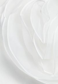 Born2be - Biały T-shirt Koszulka z Krótkim Rękawem i Aplikacją w Kształcie Kwiatu Nestairis. Kolor: biały. Długość rękawa: krótki rękaw. Długość: krótkie. Wzór: kwiaty, aplikacja. Styl: klasyczny #7