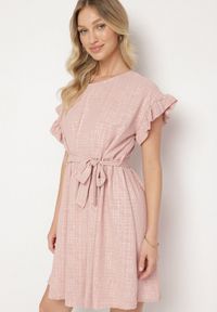 Born2be - Ciemnoróżowa Sukienka Ozdobiona Falbankami i Paskiem Izulira. Typ kołnierza: kołnierz z falbankami. Kolor: różowy. Wzór: aplikacja. Styl: elegancki