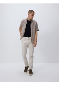 Reserved - Bawełniane spodnie chino slim - beżowy. Kolor: beżowy. Materiał: bawełna
