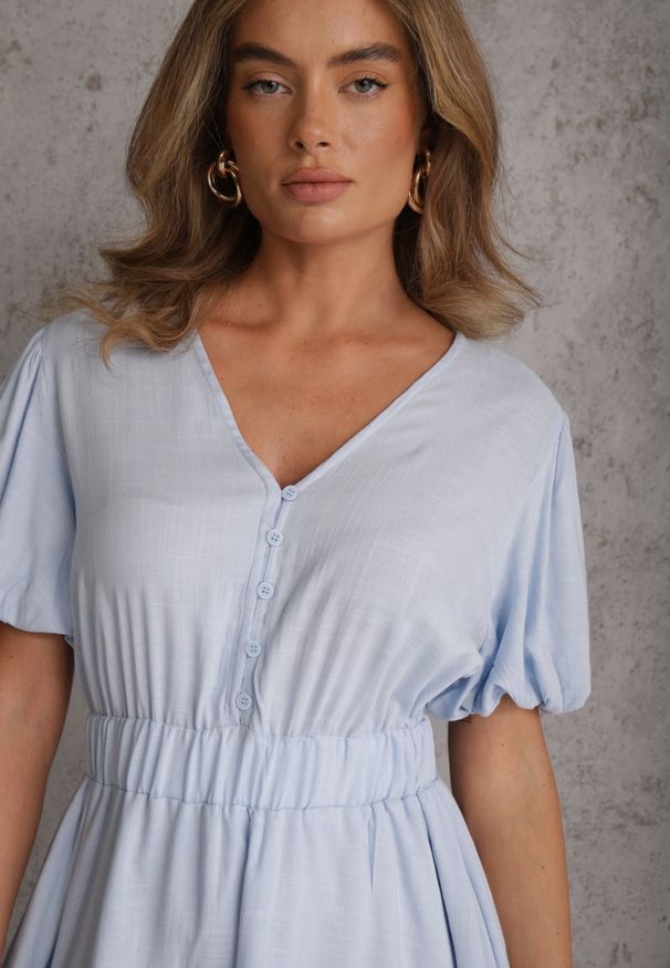 Renee - Jasnoniebieska Rozkloszowana Sukienka z Wiskozy w Typie Baby Doll z Guziczkami i Falbankami Haido. Okazja: na spacer, na co dzień. Typ kołnierza: kołnierz z falbankami. Kolor: niebieski. Materiał: wiskoza. Sezon: lato. Styl: elegancki, casual