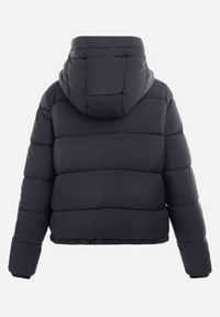 Born2be - Granatowa Kurtka Puffer Pikowana z Kapturem Shannone. Okazja: na co dzień. Typ kołnierza: kaptur. Kolor: niebieski. Długość rękawa: długi rękaw. Długość: długie. Wzór: jednolity. Sezon: zima, jesień. Styl: casual #5