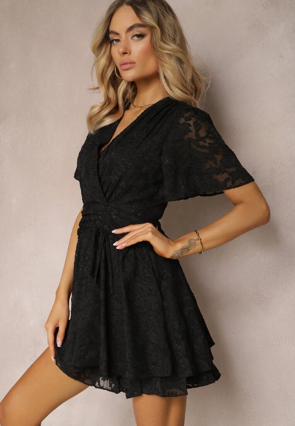 Renee - Czarna Rozkloszowana Sukienka z Dekoltem Zapinanym na Napy Tarae. Okazja: na co dzień. Kolor: czarny. Styl: casual, elegancki