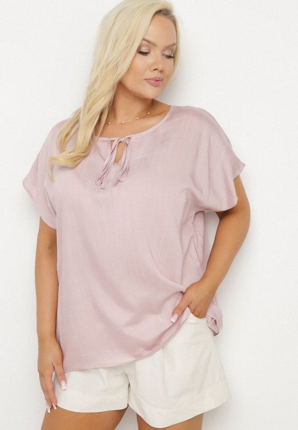 Born2be - Ciemnoróżowa Bluzka z Wiskozą Wiązana przy Dekolcie Dovarelle. Okazja: na co dzień. Kolekcja: plus size. Kolor: różowy. Materiał: wiskoza. Długość rękawa: krótki rękaw. Długość: krótkie. Styl: elegancki, casual
