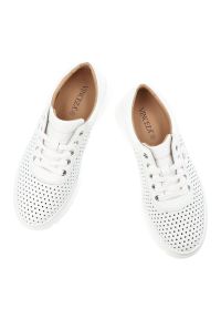 Półbuty damskie Vinceza, cholewka ze skóry naturalnej licowej z perforacją wiązanie z przodu metalowe oczka z zabudowanym przodem, białe, 79629. Kolor: biały. Materiał: skóra. Szerokość cholewki: normalna #6
