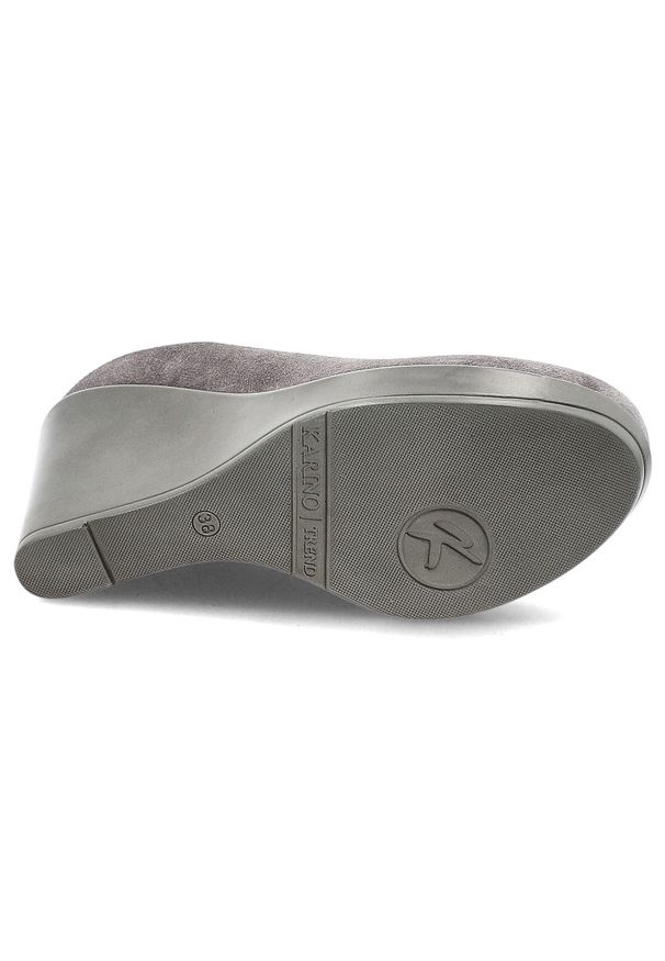 Czółenka damskie Karino, na wysokim koturnie eleganckie skórzane zamszowe wygodne z okrągłym noskiem, szare, 1224-002-P. Okazja: na co dzień. Nosek buta: okrągły. Kolor: szary. Materiał: zamsz, skóra, welur. Obcas: na koturnie. Styl: elegancki