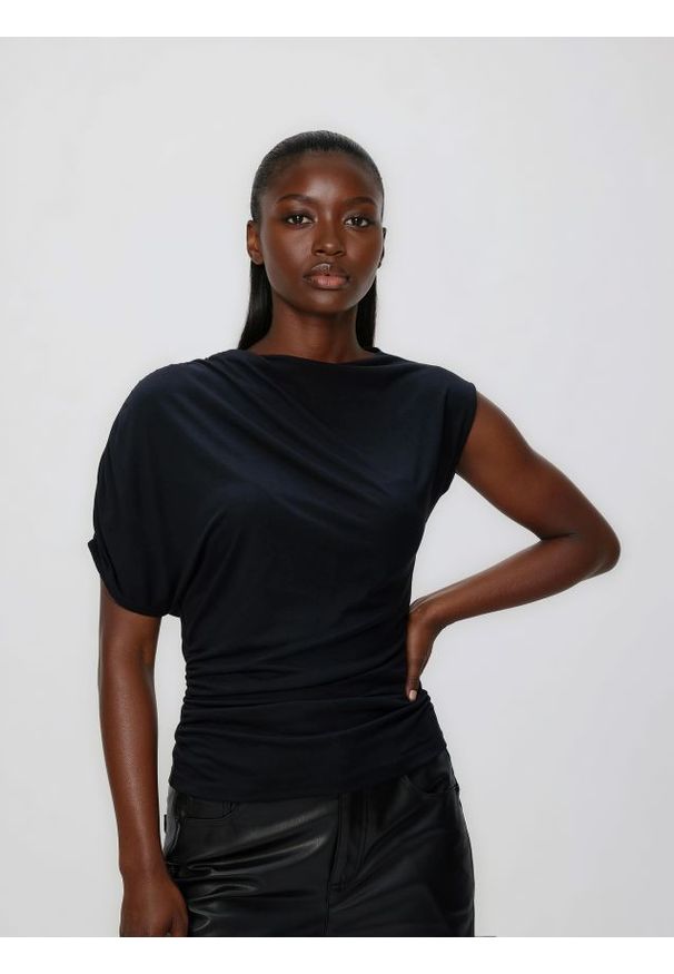 Reserved - Asymetryczna bluzka - czarny. Kolor: czarny. Materiał: dzianina