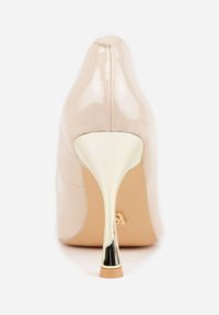 Renee - Jasnobeżowe Szpilki Vices na Klepsydrze z Wkładką ze Skóry Naturalnej Zitene. Okazja: na wesele, do pracy, na spotkanie biznesowe, na ślub cywilny. Nosek buta: szpiczasty. Kolor: beżowy. Materiał: skóra. Obcas: na szpilce. Styl: klasyczny, biznesowy. Wysokość obcasa: średni #7