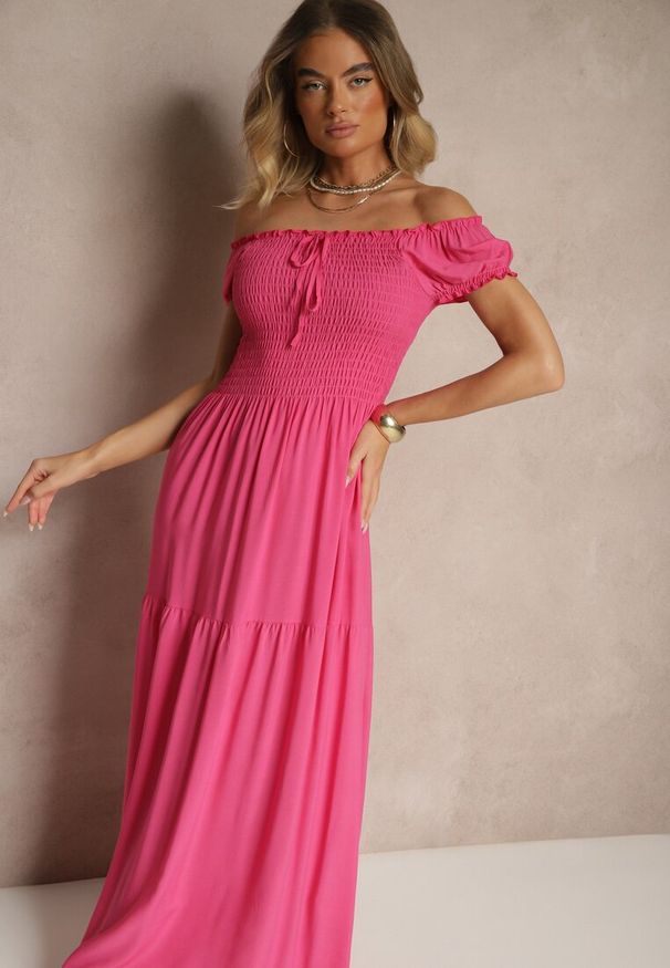 Renee - Różowa Sukienka z Wiskozy w Stylu Hiszpanki Ozdobiona Marszczeniem Jenalena. Okazja: na co dzień. Typ kołnierza: dekolt hiszpanka. Kolor: różowy. Materiał: wiskoza. Wzór: aplikacja. Typ sukienki: z odkrytymi ramionami. Styl: casual