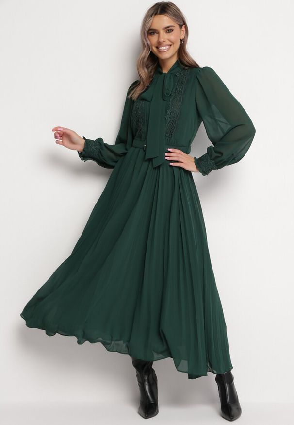 Born2be - Ciemnozielona Rozkloszowana Sukienka Maxi z Plisowanym Dołem i Paskiem Brofilla. Okazja: na co dzień. Kolor: zielony. Materiał: poliester. Wzór: aplikacja. Styl: casual, klasyczny. Długość: maxi