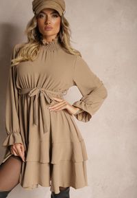 Renee - Ciemnobeżowa Sukienka z Falbankami i Golfem z Gumką w Talii i Dodatkowym Wiązanym Paskiem Savire. Okazja: na co dzień. Typ kołnierza: golf, kołnierz z falbankami. Kolor: beżowy. Styl: casual, elegancki, wizytowy #5