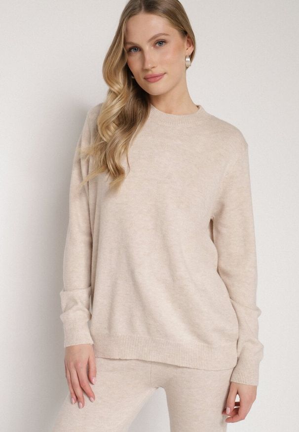 Born2be - Beżowy Casualowy Sweter z Wełną i Bawełną Nedalla. Okazja: na co dzień. Kolor: beżowy. Materiał: wełna, bawełna. Długość rękawa: długi rękaw. Długość: długie. Styl: casual