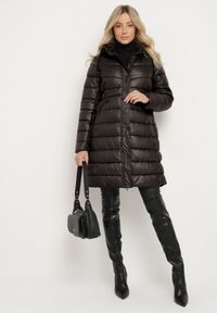 Born2be - Czarna Kurtka Pikowana o Długim Kroju z Kapturem i Dwustronnym Suwakiem Sanasira. Okazja: na co dzień. Typ kołnierza: kaptur. Kolor: czarny. Materiał: jeans. Długość: długie. Styl: casual, elegancki #2