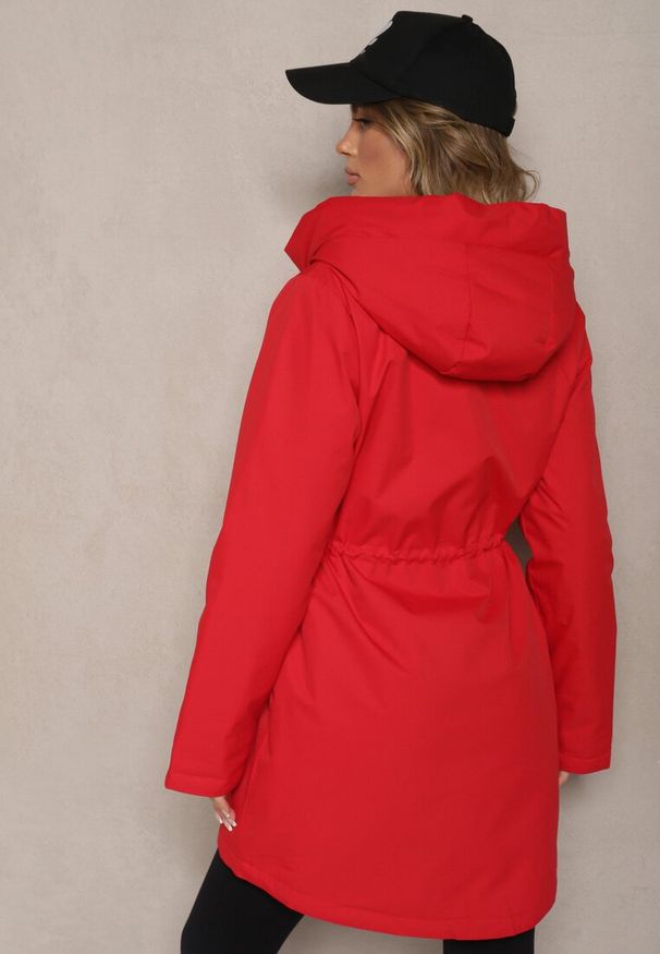 Renee - Czerwona Kurtka w Stylu Parki na Napy ze Ściągaczami w Pasie Ardodia. Okazja: na co dzień. Typ kołnierza: kaptur. Kolor: czerwony. Materiał: jeans. Styl: elegancki, casual