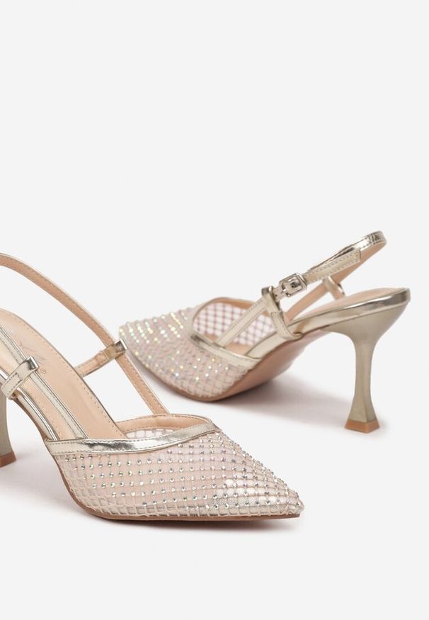 Renee - Złote Sandały na Szpilce z Odkrytą Piętą Siateczką i Cyrkoniami Arilen. Okazja: na co dzień. Kolor: złoty. Materiał: jeans. Obcas: na szpilce. Styl: casual