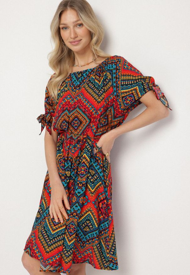 Born2be - Czerwona Bawełniana Sukienka w Etno Wzór z Wiązanym Paskiem w Talii Tosmera. Okazja: na co dzień. Kolor: czerwony. Materiał: bawełna. Styl: etno