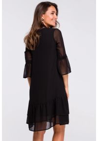 Sukienki.shop - Sukienka rozkloszowana midi z falbankami dekolt V szyfonowa czarna. Okazja: na randkę. Typ kołnierza: kołnierz z falbankami. Kolor: czarny. Materiał: szyfon. Styl: wizytowy. Długość: midi #3