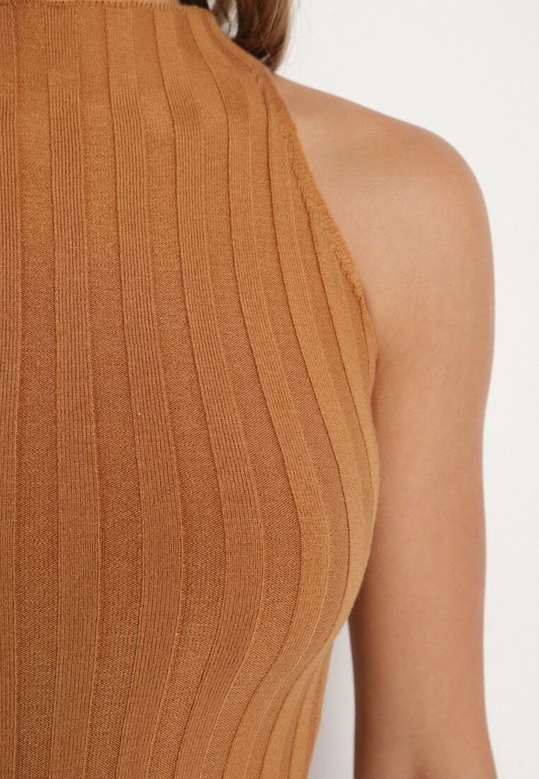 Born2be - Ciemnobeżowy Prążkowany Top Golf Bez Rękawów z Wiskozą Ninnola. Okazja: na co dzień. Typ kołnierza: golf. Kolor: beżowy. Materiał: wiskoza, prążkowany. Długość rękawa: bez rękawów. Styl: elegancki, casual