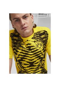 Puma - Męska koszulka przedmeczowa z krótkim rękawem Borussia Dortmund PUMA. Kolor: żółty, wielokolorowy, czarny. Długość rękawa: krótki rękaw. Długość: krótkie