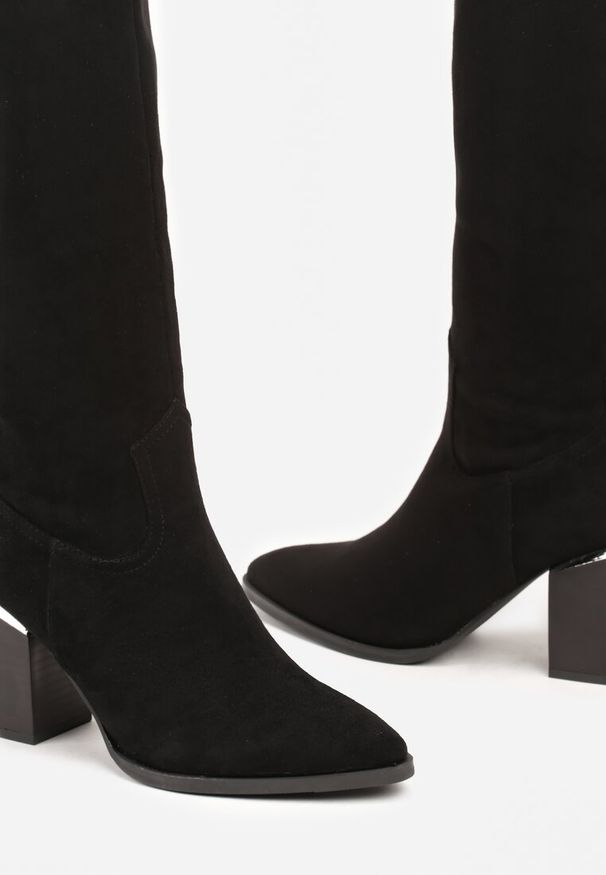 Renee - Czarne Kozaki Vices na Słupku Ozdobione Metaliczną Wstawką Moriane. Okazja: na co dzień. Kolor: czarny. Materiał: jeans. Wzór: aplikacja. Obcas: na słupku. Styl: casual, elegancki