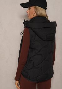 Renee - Czarna Kamizelka z Sorony z Kapturem i Kieszeniami z Pikowanym Przeszyciem Nairora. Okazja: na co dzień. Typ kołnierza: kaptur. Kolor: czarny. Materiał: jeans. Styl: wizytowy, klasyczny, elegancki, casual #5