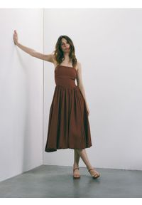 Reserved - Sukienka midi z wiskozą - brązowy. Kolor: brązowy. Materiał: wiskoza. Długość: midi #1