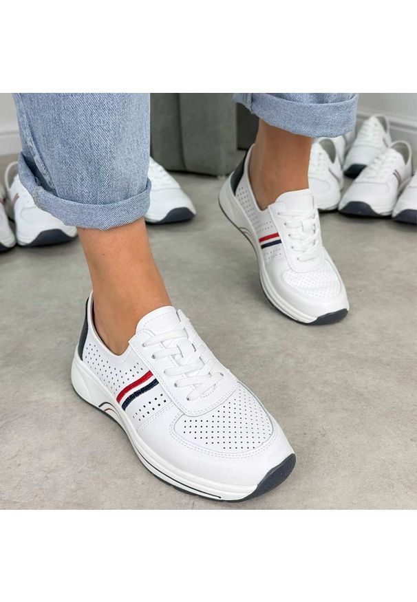 Białe ażurowe skórzane półbuty damskie S.Barski 097. Okazja: na co dzień, na imprezę. Kolor: biały. Materiał: skóra. Szerokość cholewki: normalna. Wzór: ażurowy. Sezon: wiosna, lato. Styl: casual, elegancki, klasyczny