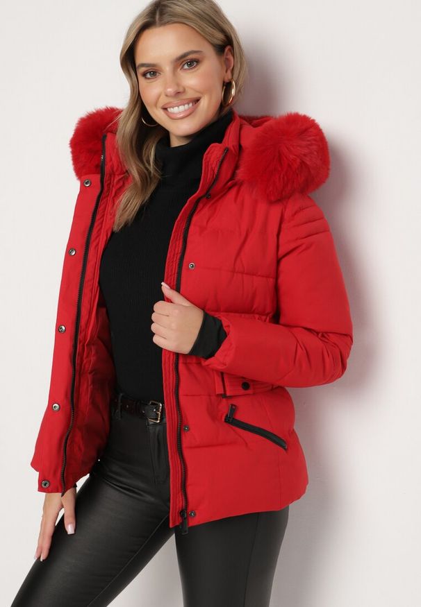 Born2be - Czerwona Pikowana Kurtka z Odpinanym Futerkiem i Kapturem Ozdobiona Paskiem Vortiona. Okazja: na co dzień. Kolor: czerwony. Materiał: futro. Wzór: aplikacja. Styl: casual, elegancki